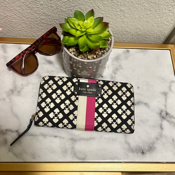 SOLD Kate Spade wallet - Picture 2 of 11